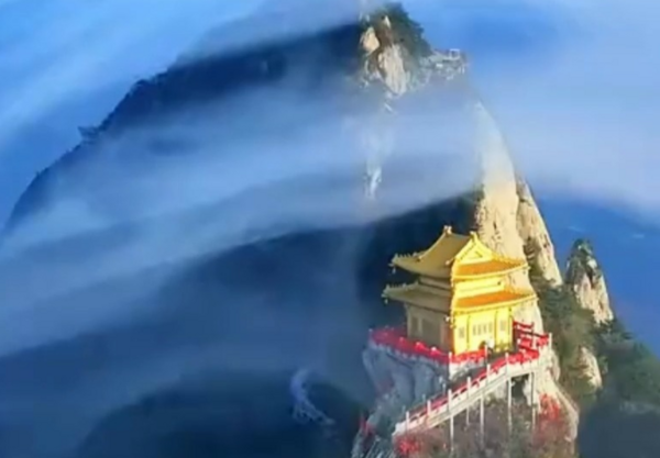 ▲▼老君山現「陰陽分界」奇觀。(圖/翻攝自微博)