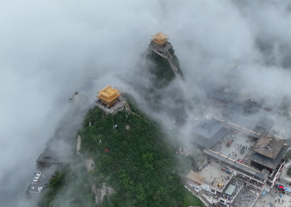 ▲▼老君山現「陰陽分界」奇觀。(圖/翻攝自微博)