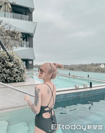 ▲高雄汽車業務銷售徐苡珊,因為一襲黑絲襪OL打扮,在停車場被「地雞主」狂追的影片,一夕暴紅。(圖/引自IG:yian422)