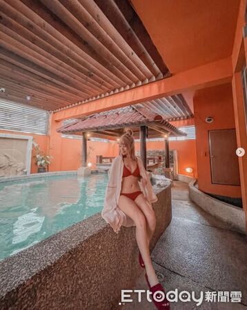 ▲高雄汽車業務銷售徐苡珊,因為一襲黑絲襪OL打扮,在停車場被「地雞主」狂追的影片,一夕暴紅。(圖/引自IG:yian422)