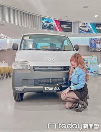 ▲高雄汽車業務銷售徐苡珊,因為一襲黑絲襪OL打扮,在停車場被「地雞主」狂追的影片,一夕暴紅。(圖/引自IG:yian422)