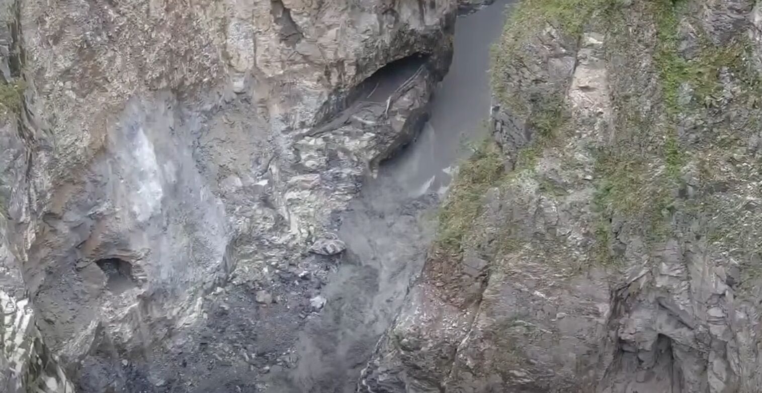 ▲▼立霧溪燕子口堰塞湖崩解狂瀉15分超壯觀!「Tiffany藍湖水」消失對比圖。(圖/行政院)