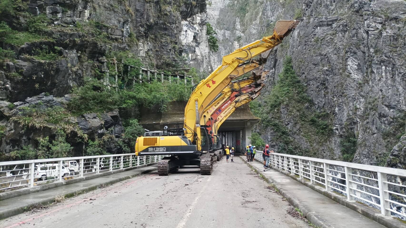 ▲▼挖土機超人拆彈成功 燕子口6部怪手「向山鞠躬」萬人讚爆。(圖/林保署)