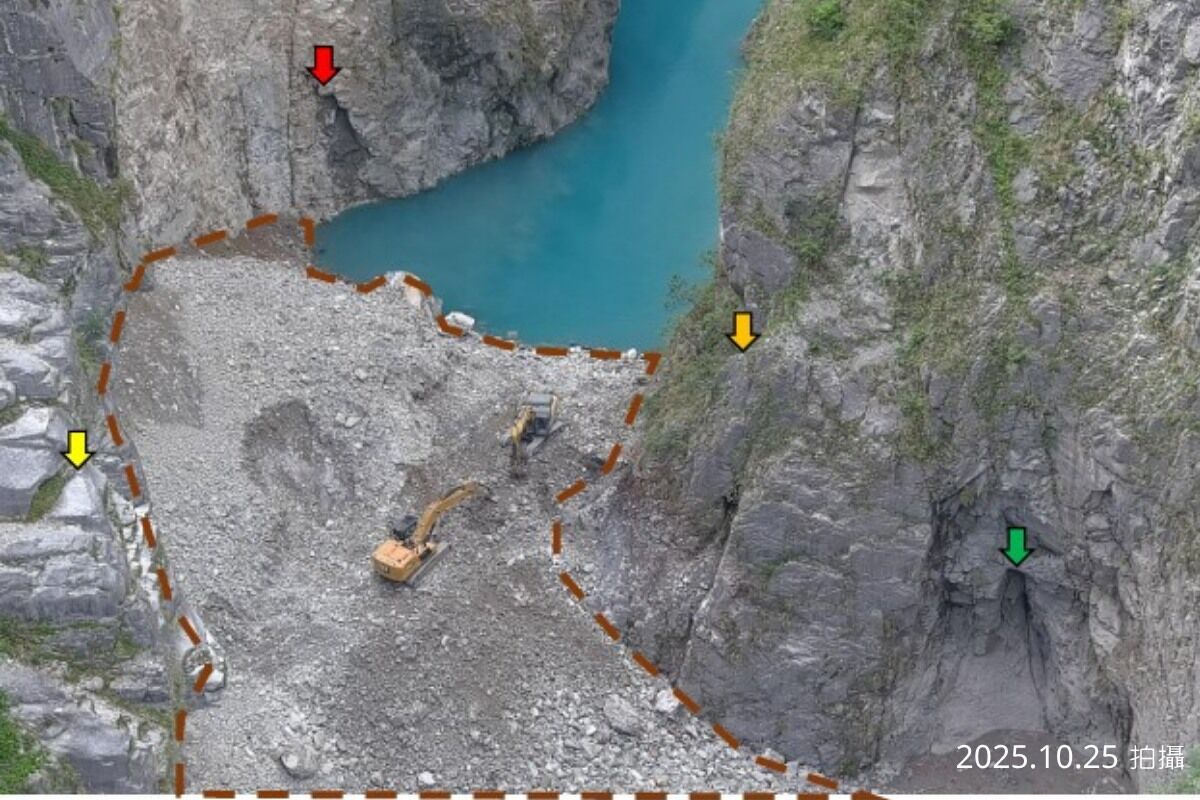 ▲▼挖土機超人拆彈成功 燕子口6部怪手「向山鞠躬」萬人讚爆。(圖/林保署)