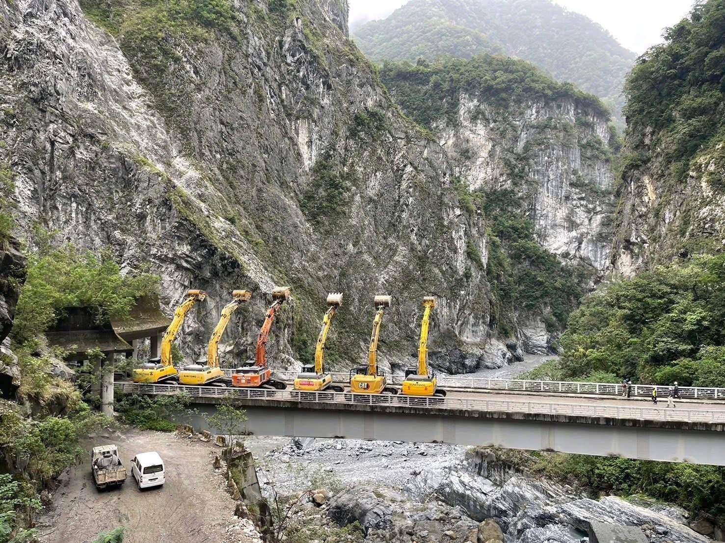 ▲▼挖土機超人拆彈成功 燕子口6部怪手「向山鞠躬」萬人讚爆。(圖/林保署)