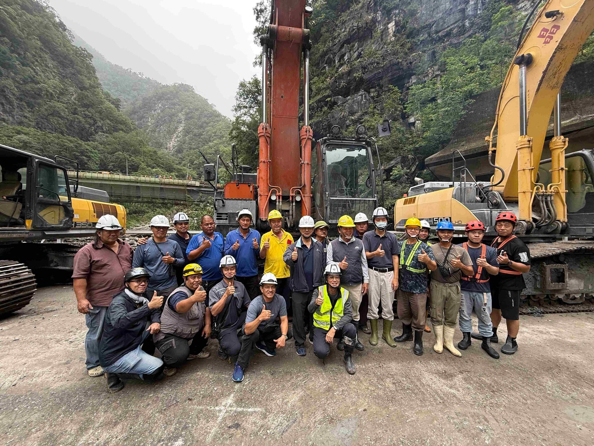 ▲▼挖土機超人拆彈成功 燕子口6部怪手「向山鞠躬」萬人讚爆。(圖/林保署)