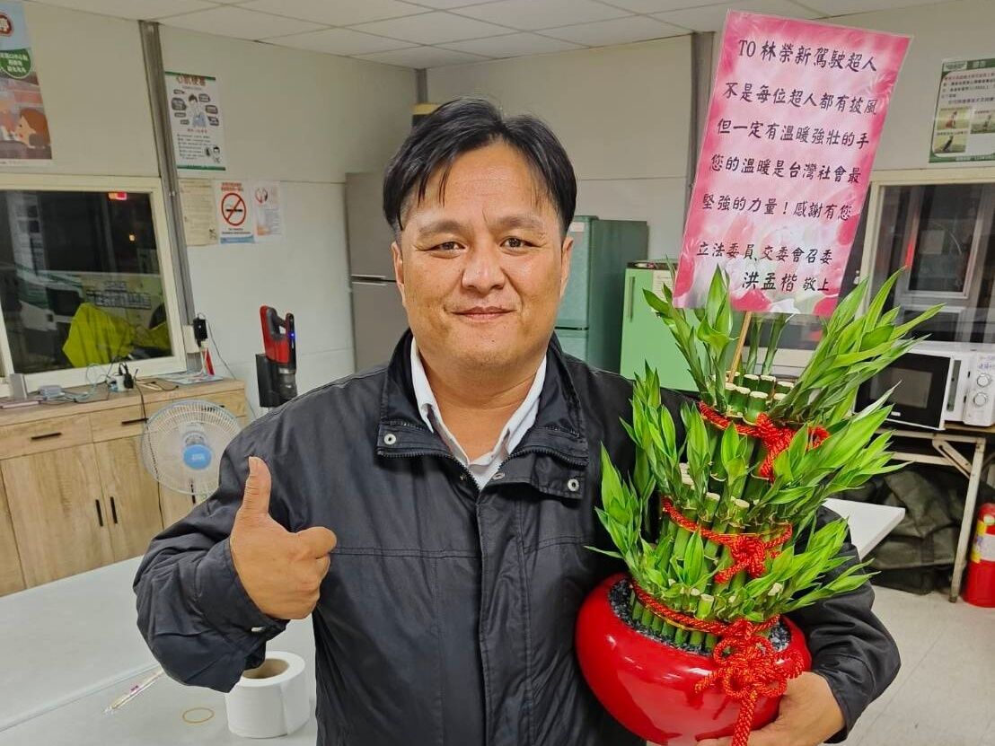 ▲▼洪孟楷贈送一盆幸運竹給駕駛林榮新。(圖/翻攝自Facebook/洪孟楷)