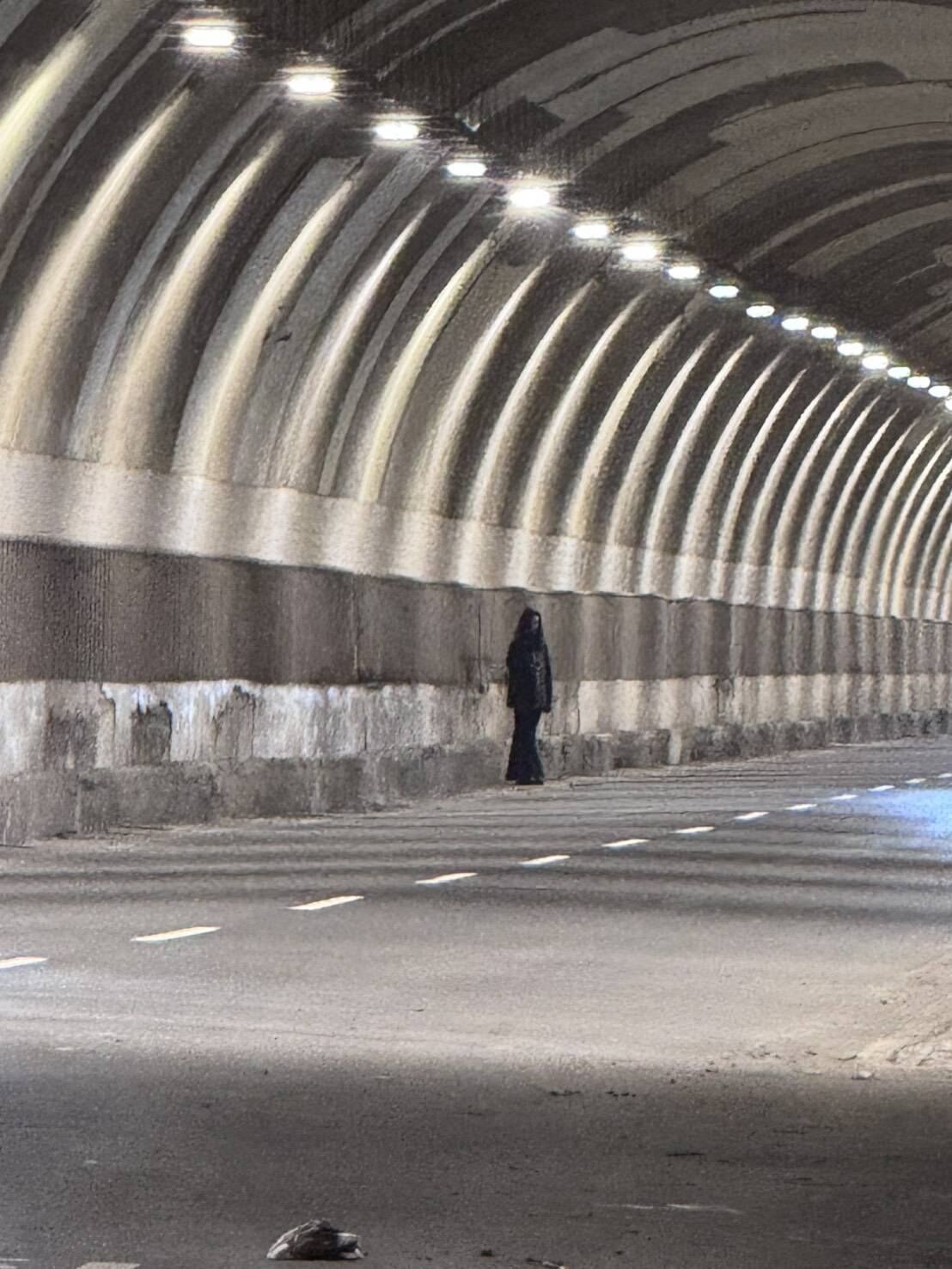 ▲▼騎士見「隧道有鬼」嚇崩!恐怖黑影照瘋傳 監視器拍到3個人。(圖/翻攝靈異2公社)