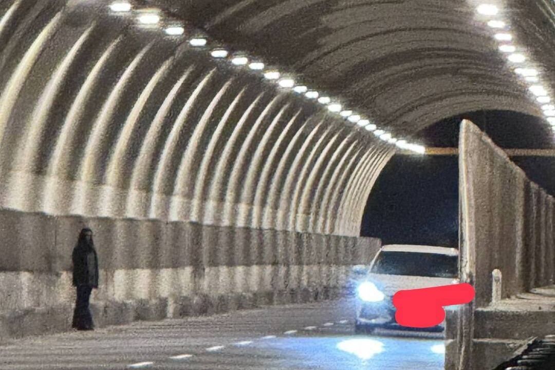 ▲▼騎士見「隧道有鬼」嚇崩!恐怖黑影照瘋傳 監視器拍到3個人。(圖/翻攝靈異2公社)