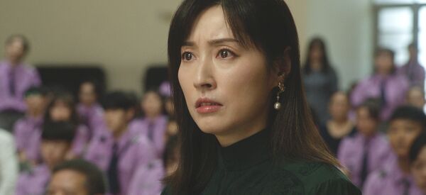 ▲田中千繪為《自殺通告》剪去20公分頭髮,和黃秋生對戲氣勢逼人。(圖/本萃電影提供)