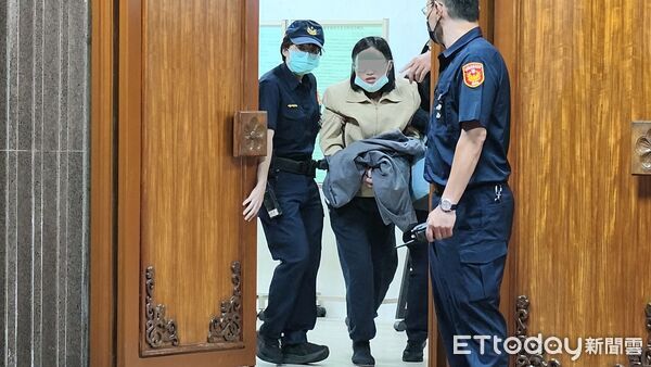 ▲▼陸配簡女(簡桂玉,須匿名)涉溺殺2名親生幼女,目前在押,今(29日)到台北地院出庭,一度激動乾嘔。鑑定醫師吳佳慶今出庭證稱,簡女犯案動機為報復丈夫與婆家。(圖/記者黃哲民攝)