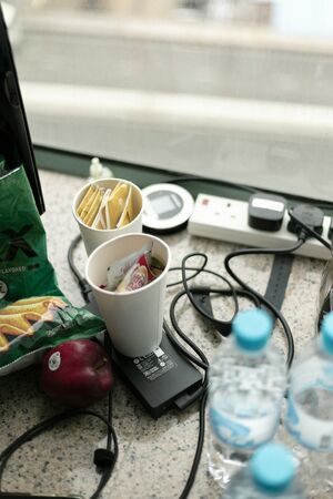 ▲▼玄關堆滿鞋子象徵「財富留不住」 。(圖/Unsplash)