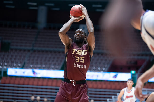 ▲前NBA球星半獸人PLG職籃首秀,最終以12分、12籃板作收。(圖/PLG職籃提供)