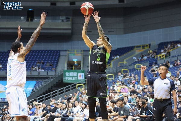 ▲夢想家林俊吉、張宗憲、簡浩,海神胡瓏貿。(圖/TPBL職籃提供)