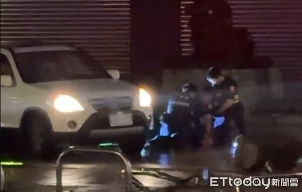 ▲基隆休旅車拒檢逃逸,警方逮人現場曝光。(圖/記者郭世賢翻攝,下同)