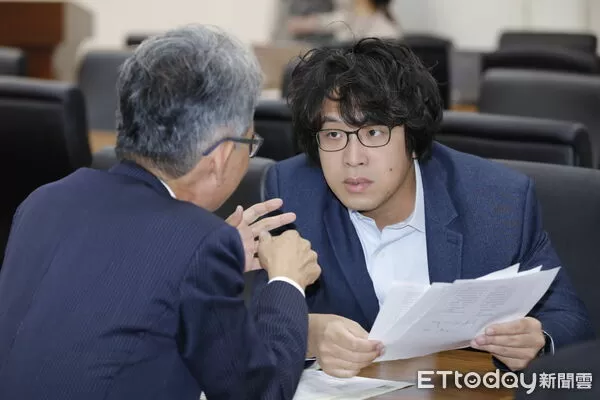 ▲▼中國重慶市公安局發布警情通報,指民進黨立委沈伯洋建立黑熊學院等從事分裂國家犯罪活動,決定依法追究其刑事責任。圖為沈伯洋出席立法院經濟委員會。(圖/記者湯興漢攝)