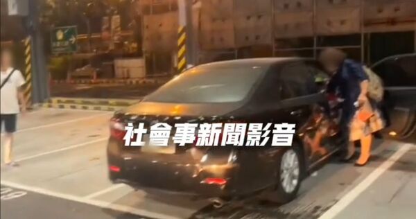 ▲國道一號仁德服務區發生口角事件,警方到場協助釐清誤會。(圖/翻攝自社會事新聞影音,下同)