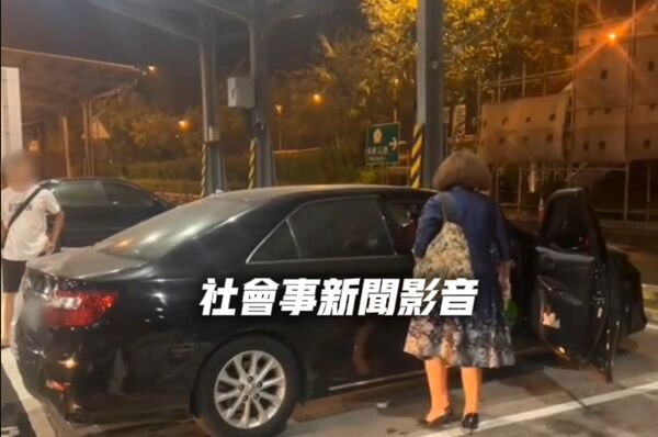 ▲國道一號仁德服務區發生口角事件,警方到場協助釐清誤會。(圖/翻攝自社會事新聞影音,下同)