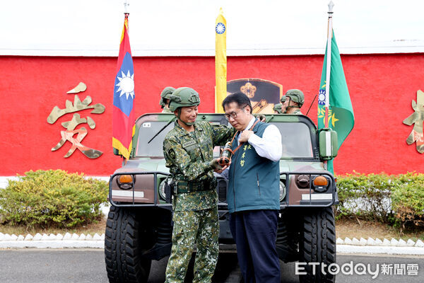 ▲台南市長黃偉哲歡送陸軍砲兵學校遷駐關廟,感謝官兵守護地方73年。(記者林東良翻攝,下同)