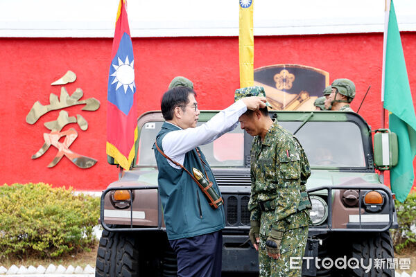 ▲台南市長黃偉哲歡送陸軍砲兵學校遷駐關廟,感謝官兵守護地方73年。(記者林東良翻攝,下同)