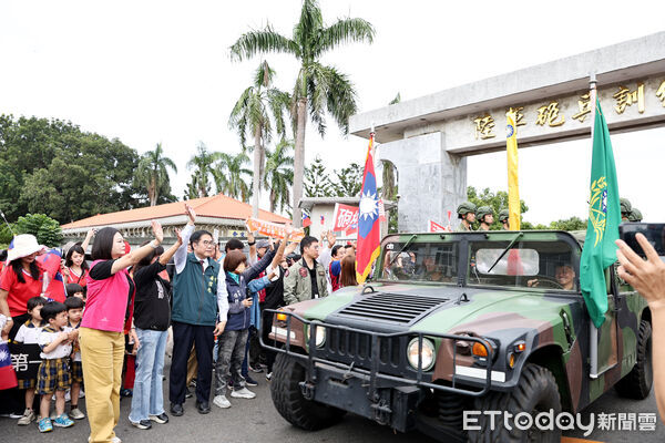 ▲台南市長黃偉哲歡送陸軍砲兵學校遷駐關廟,感謝官兵守護地方73年。(記者林東良翻攝,下同)