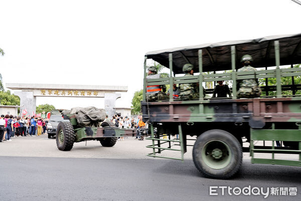 ▲台南市長黃偉哲歡送陸軍砲兵學校遷駐關廟,感謝官兵守護地方73年。(記者林東良翻攝,下同)