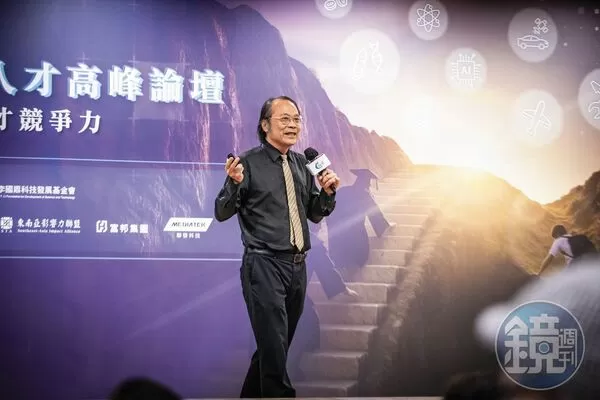 簡立峰退休後邀約仍不斷,他平日儘量以視訊開會,省下時間。圖為他日前出席實體活動「2025國鼎人才高峰論壇」,並發表專題演講。