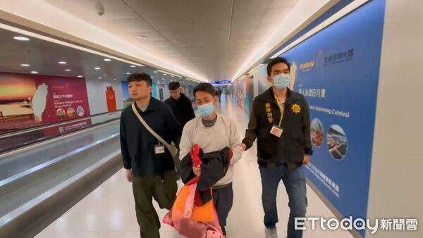 ▲嫖未成年少女酒駕釀2死11傷的蔡正為潛逃美國遭刑事局押解返台。(圖/記者張君豪翻攝)