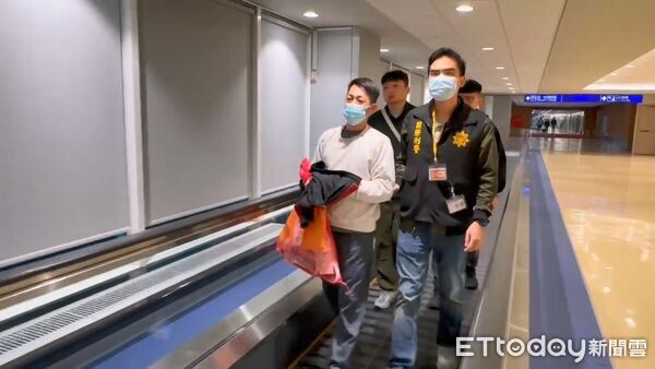 ▲嫖未成年少女酒駕釀2死11傷的蔡正為潛逃美國遭刑事局押解返台。(圖/記者張君豪翻攝)