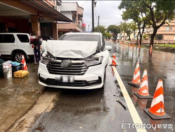 ▲▼林姓男子開黃色工程車,倒車猛撞停園藝公司門前白色自轎車,猛撞公司落地窗,造成玻璃碎裂一地。(圖/記者游芳男翻攝,下同)
