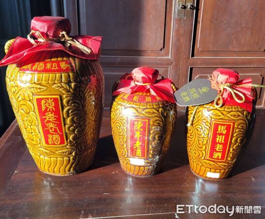 ▲竊賊假看貨真踩點洗劫倉庫,警方科技辦案逮3嫌、追回15張檜木桌和洋酒。(圖/記者楊永盛翻攝)