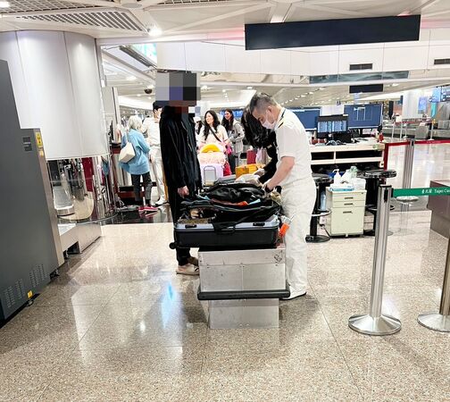 ▲曾姓男子今年5月自美國休士頓購買包裝精美的大麻軟糖,夾帶行李箱返回桃園機場入境檢查時,當場被海關查獲。(資料照/海巡署桃園查緝隊提供)