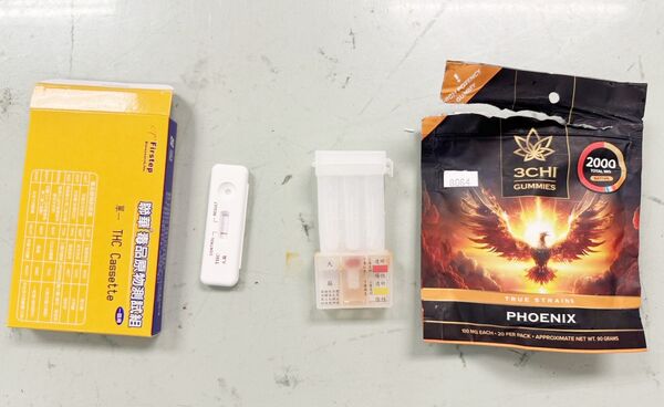 ▲曾姓男子今年5月自美國休士頓購買包裝精美的大麻軟糖,夾帶行李箱返回桃園機場入境時,當場被海關查獲大麻軟糖等證物。(資料照/海巡署桃園查緝隊提供)