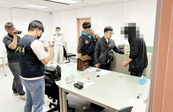 ▲曾姓男子今年5月自美國休士頓購買包裝精美的大麻軟糖,夾帶行李箱返回桃園機場入境檢查時,當場被海與海巡署等專案小組查獲。(資料照/海巡署桃園查緝隊提供)