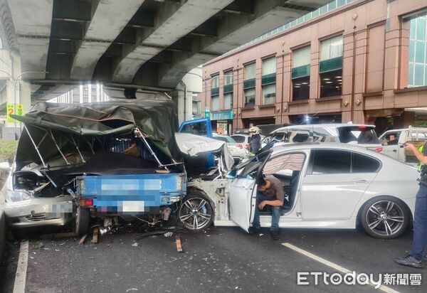 ▲▼新北市一名通緝犯毒駕追撞2車,車內搜出毒品             。(圖/記者陳以昇翻攝)
