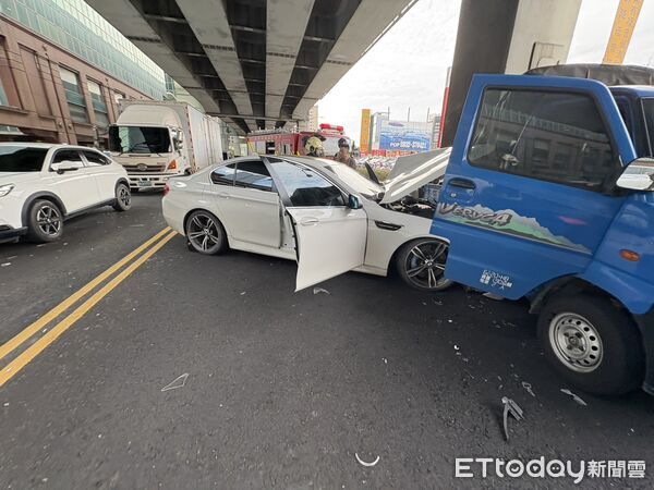 ▲▼新北市一名通緝犯毒駕追撞2車,車內搜出毒品             。(圖/記者陳以昇翻攝)