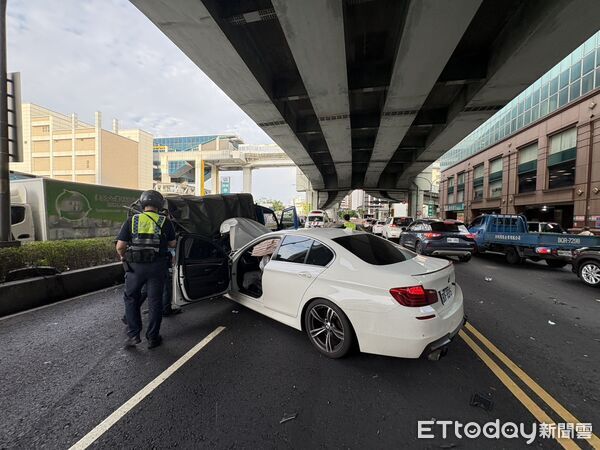 ▲▼新北市一名通緝犯毒駕追撞2車,車內搜出毒品             。(圖/記者陳以昇翻攝)