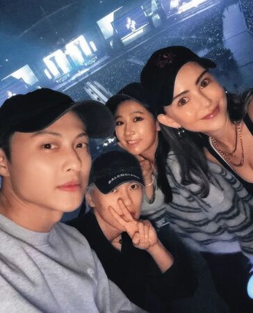 昆凌(右)邀約王子(左起)、毛弟及丫頭詹子晴一起看周杰倫「嘉年華」大巨蛋演唱會。(翻攝自邱勝翊IG)