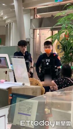 ▲一名婦女持刀闖入合作金庫。(圖/翻攝「記者爆料網」)