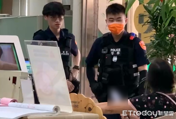 ▲一名婦女持刀闖入合作金庫。(圖/翻攝「記者爆料網」,下同)