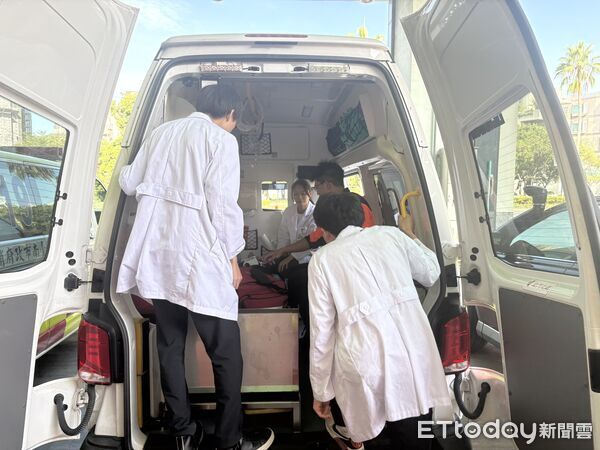 ▲日籍醫學生參訪台南市消防局第七大隊東門分隊,體驗現場救護技術操作與應變流程。(記者林東良翻攝,下同)