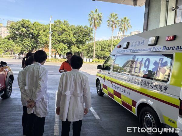 ▲日籍醫學生參訪台南市消防局第七大隊東門分隊,體驗現場救護技術操作與應變流程。(記者林東良翻攝,下同)