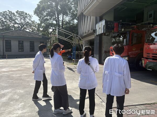 ▲日籍醫學生參訪台南市消防局第七大隊東門分隊,體驗現場救護技術操作與應變流程。(記者林東良翻攝,下同)
