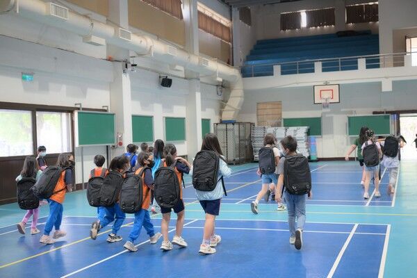 ▲桃園市議長邱奕勝捐贈273個助學背包