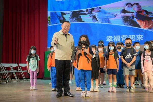 ▲桃園市議長邱奕勝捐贈273個助學背包