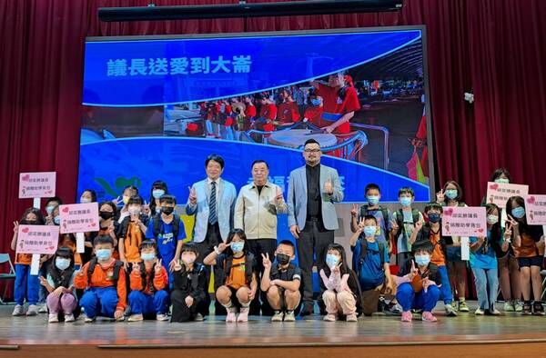 ▲桃園市議長邱奕勝捐贈273個助學背包