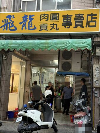 ▲▼新竹知名肉圓店出現「一堆警察」一旁有人在哭 老闆遭上銬帶走。(圖/翻攝新竹爆料公社)