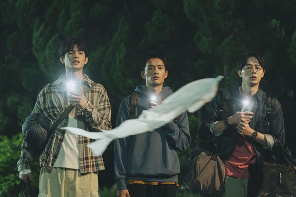 ▲《監所男子囚生記》發菜鳥三兄弟陳澤耀、張軒睿、邱以太遇慘遭震撼教育。(圖/愛奇藝國際版、壹壹影業提供)