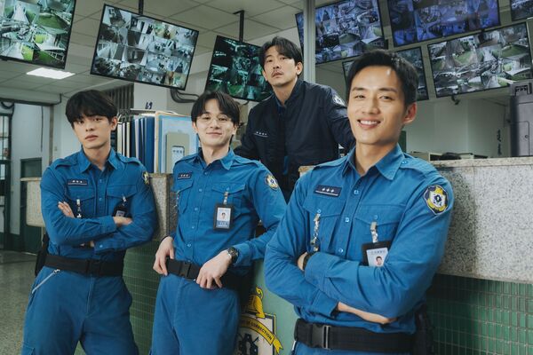 ▲《監所男子囚生記》發菜鳥三兄弟陳澤耀、張軒睿、邱以太遇慘遭震撼教育。(圖/愛奇藝國際版、壹壹影業提供)