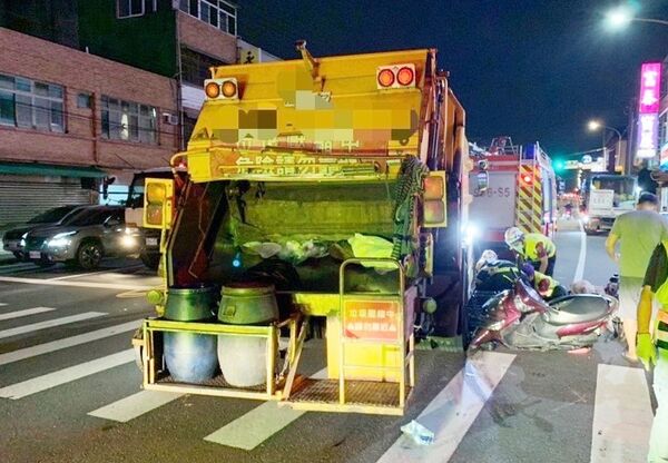 ▲桃園市新屋區中山東路今天傍晚發生清潔車與機車碰撞事故,造成羅姓女騎士受困清潔車輪下,消防人員據報到場搶救時已OHCA,目前仍有生命危險。(圖/桃園市消防局提供)